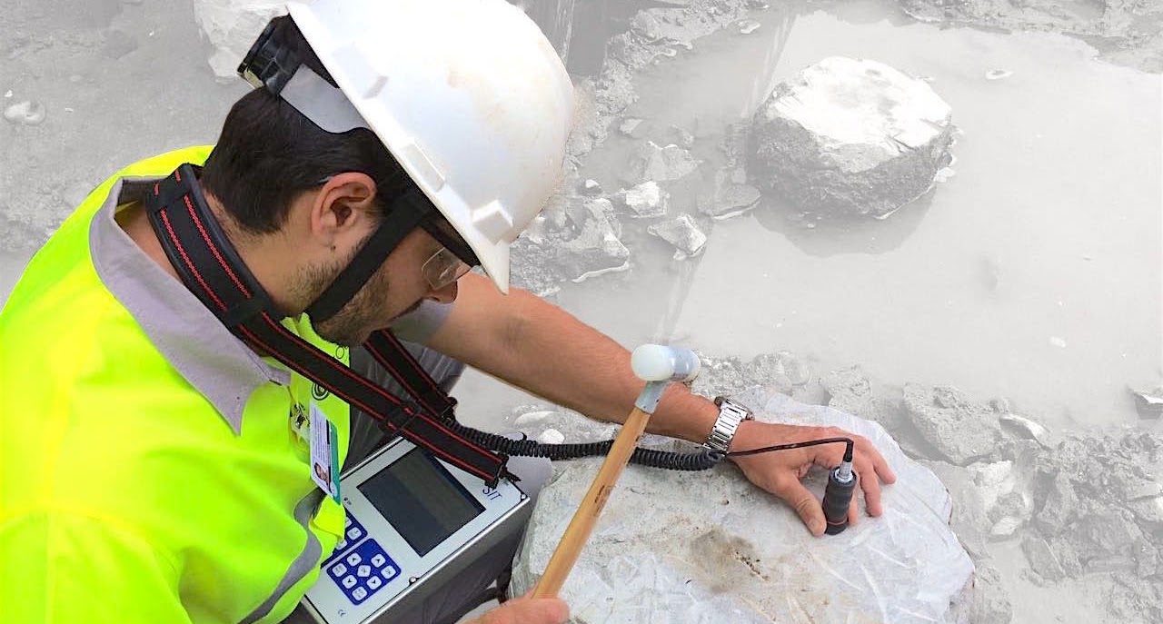 Engenheiro Solugeot executando PIT